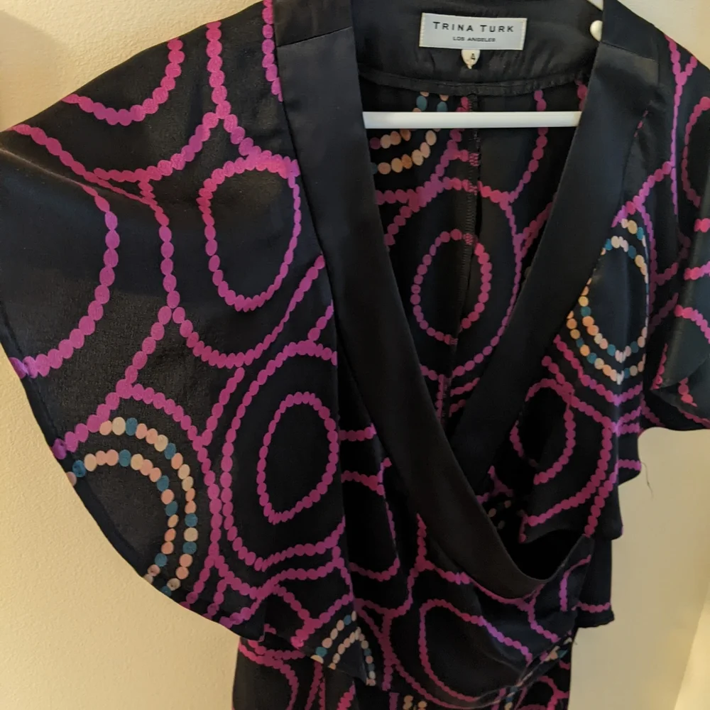 NWOT Trina Turk 100% Silk Gorgeous Top - Picture 2 of 7